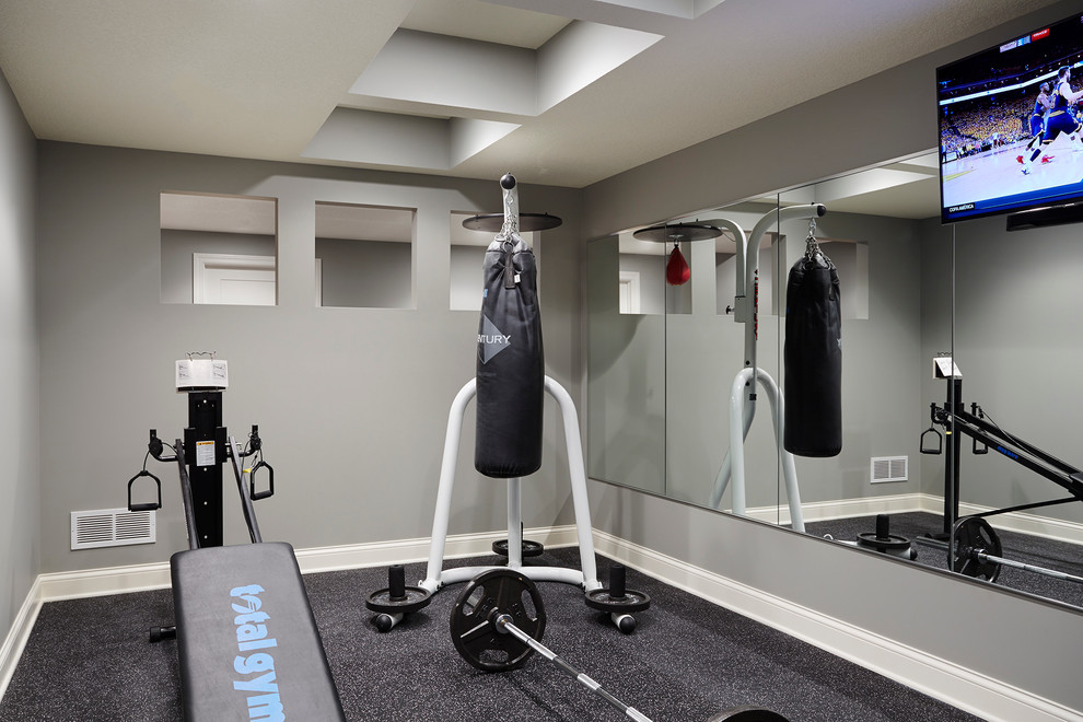 Modelo de sala de pesas contemporánea de tamaño medio con paredes grises