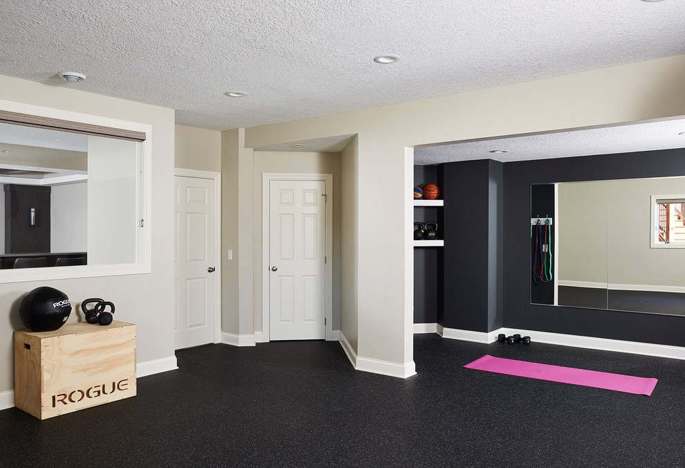 Großer Klassischer Fitnessraum mit beiger Wandfarbe und schwarzem Boden in Minneapolis
