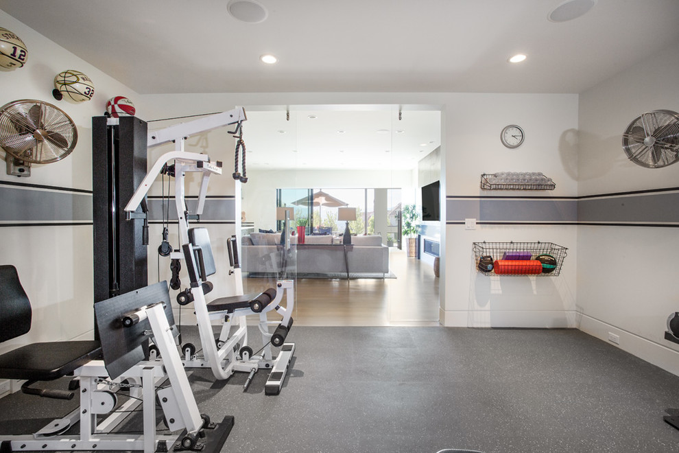 Foto de sala de pesas actual de tamaño medio con paredes blancas, suelo de linóleo y suelo gris