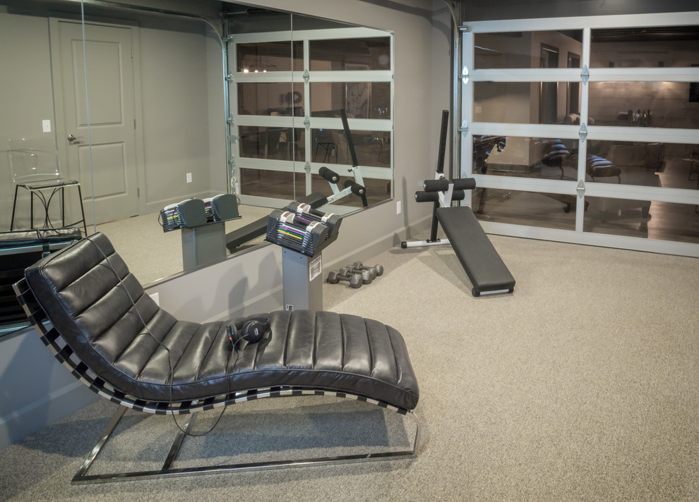 Multifunktionaler Landhausstil Fitnessraum mit grauer Wandfarbe und grauem Boden in Cleveland