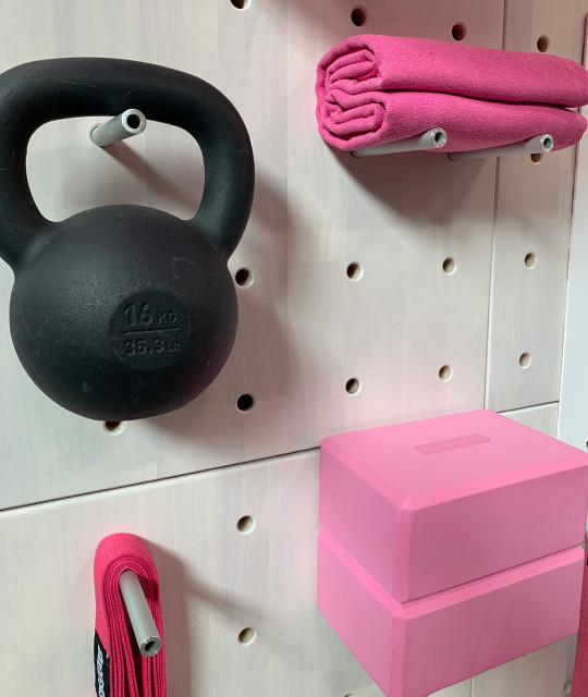 Home Gym Yoga / Barre Wall コンテンポラリー ホームジム ワシントンD.C. Adaptiv DC
