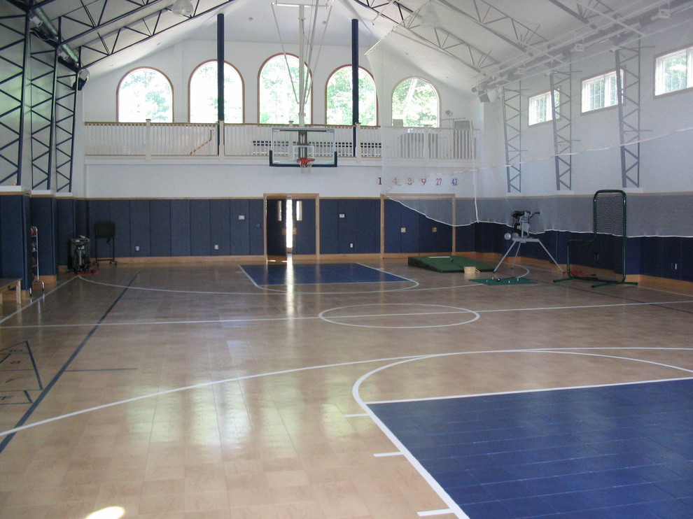 Immagine di un campo sportivo coperto classico di medie dimensioni con pareti beige e parquet chiaro