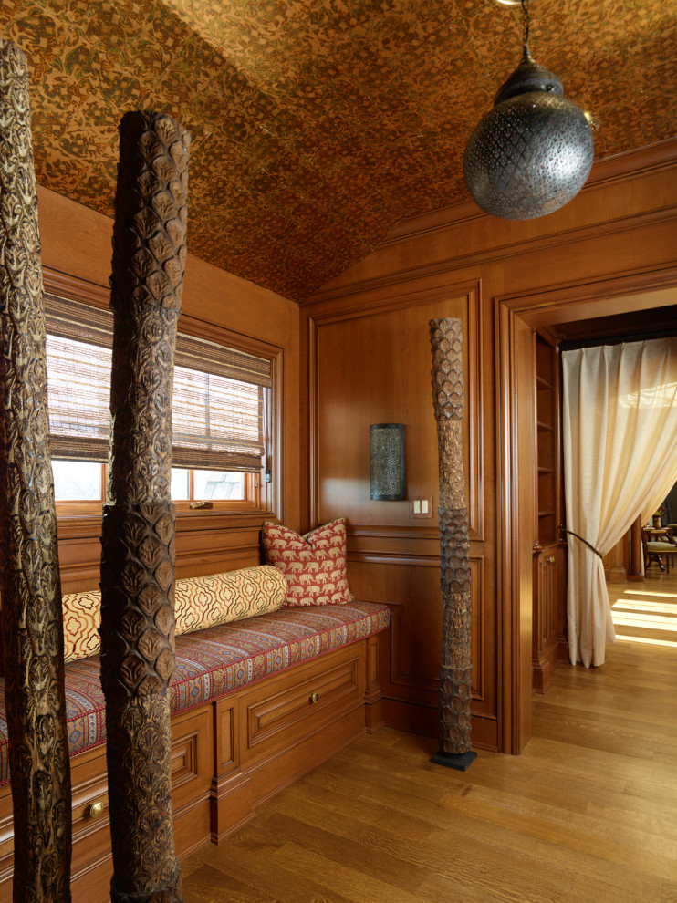 Mittelgroßer Yogaraum mit brauner Wandfarbe, dunklem Holzboden, braunem Boden und gewölbter Decke in New York