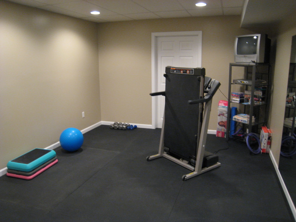 Mid-sized minimalist multiuse home gym photo in New York with beige walls