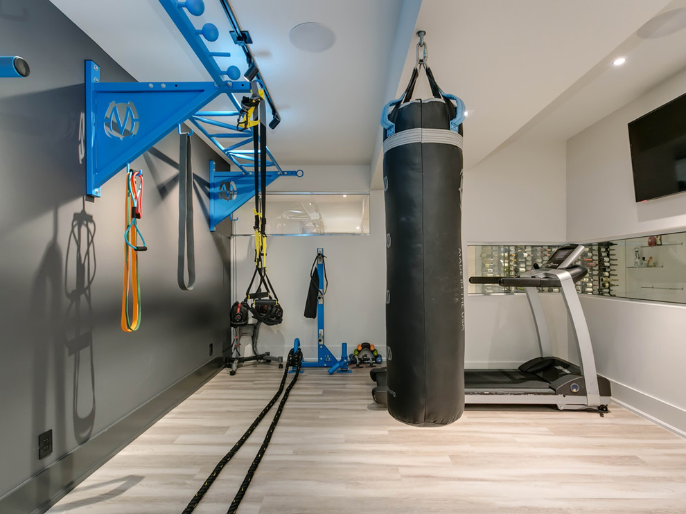 Multifunktionaler, Kleiner Moderner Fitnessraum mit grauer Wandfarbe, Porzellan-Bodenfliesen und beigem Boden in Toronto