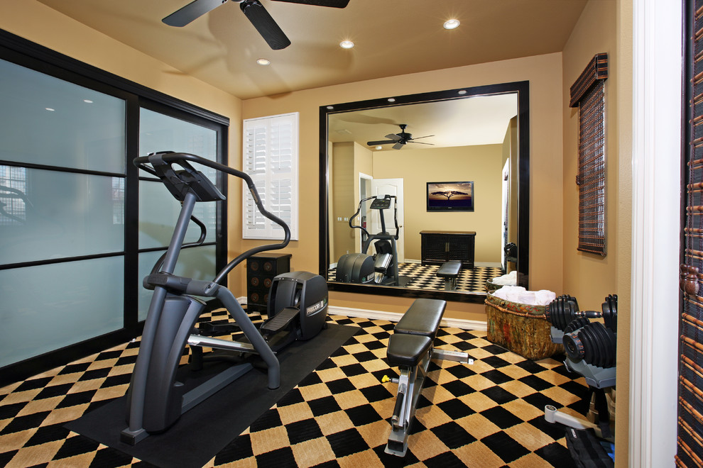 Multifunktionaler, Mittelgroßer Asiatischer Fitnessraum mit beiger Wandfarbe, Teppichboden und buntem Boden in Orange County