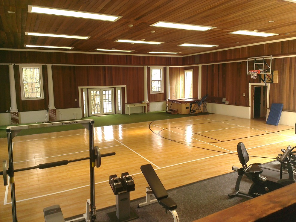 Klassischer Fitnessraum mit Indoor-Sportplatz in St. Louis