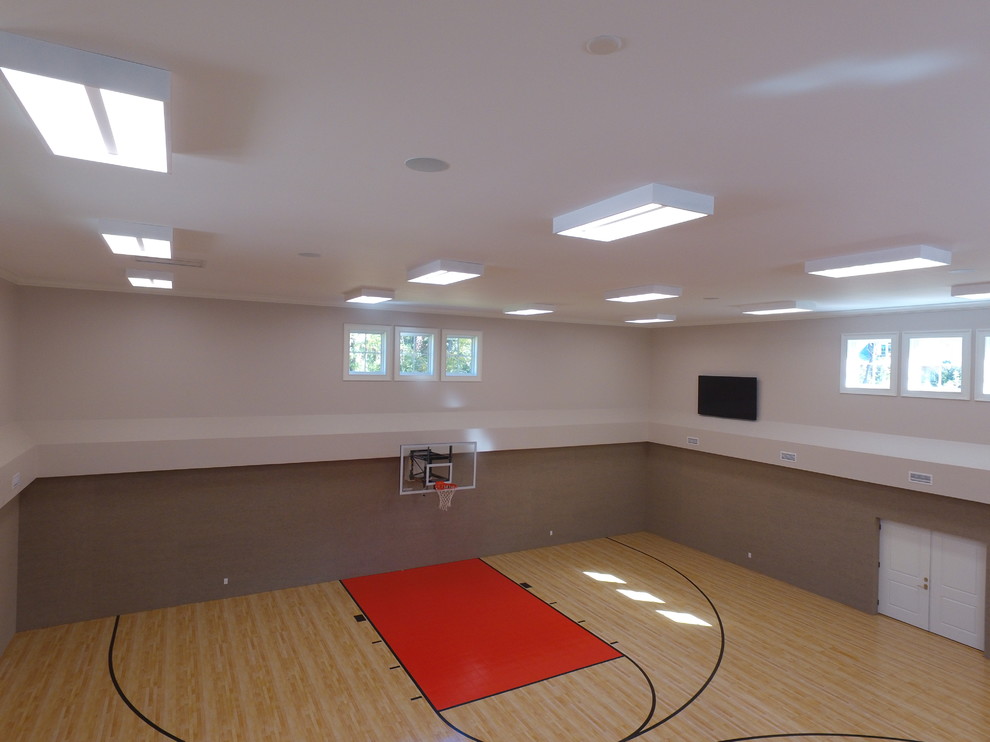 Klassischer Fitnessraum mit Indoor-Sportplatz und beiger Wandfarbe in St. Louis