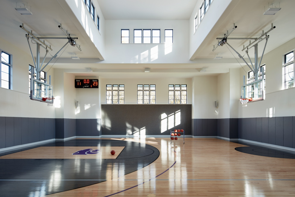 Geräumiger Klassischer Fitnessraum mit Indoor-Sportplatz, weißer Wandfarbe, braunem Holzboden und grauem Boden in Chicago