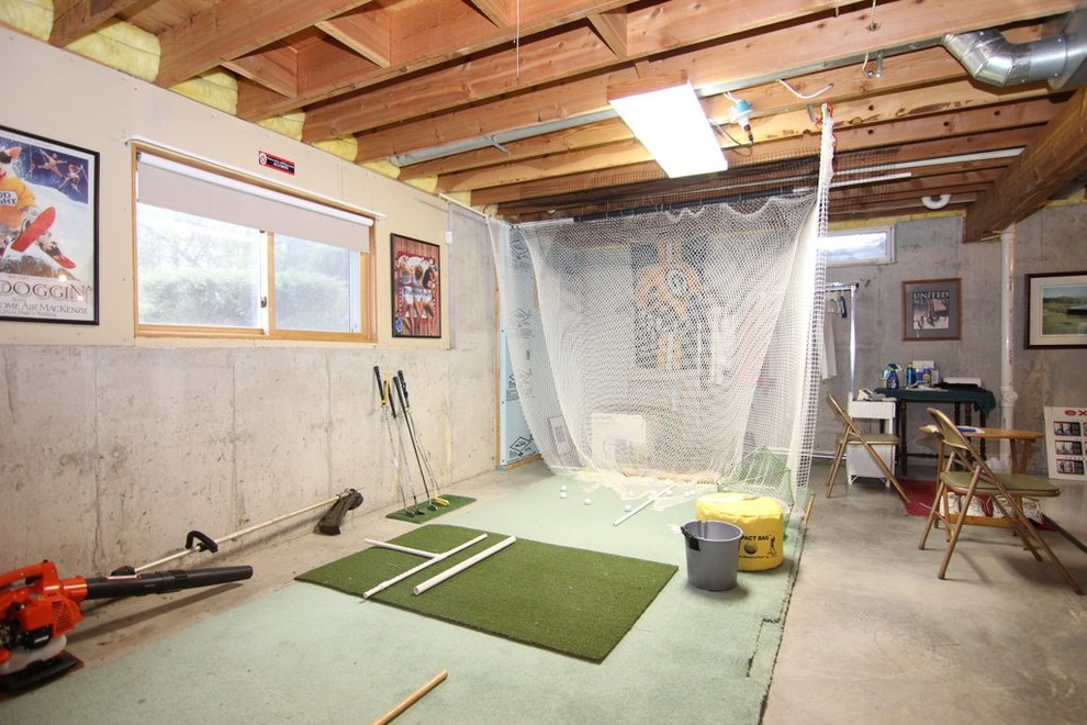 Exemple d'une salle de sport chic multi-usage et de taille moyenne avec un mur gris et sol en béton ciré.