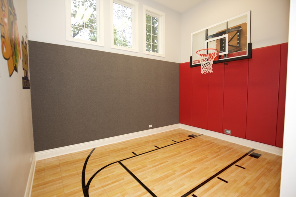 Mittelgroßer Klassischer Fitnessraum mit Indoor-Sportplatz, roter Wandfarbe und hellem Holzboden in Chicago