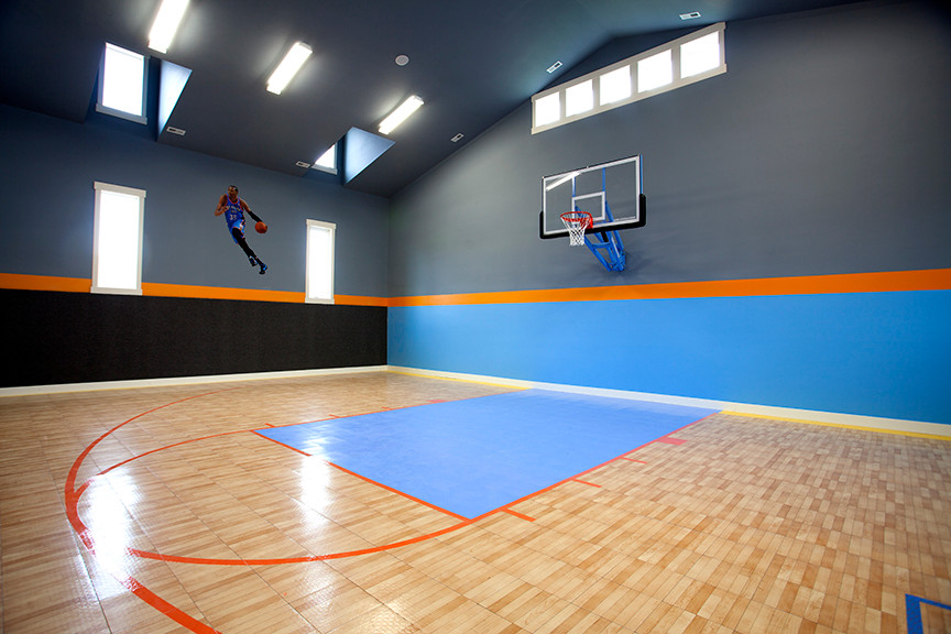 Großer Klassischer Fitnessraum mit Indoor-Sportplatz, grauer Wandfarbe und hellem Holzboden in Salt Lake City