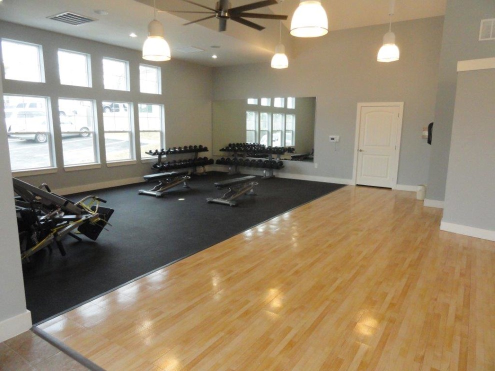 ワシントンD.C.にある巨大なトランジショナルスタイルのおしゃれなトレーニングルーム (グレーの壁、淡色無垢フローリング、ベージュの床) の写真