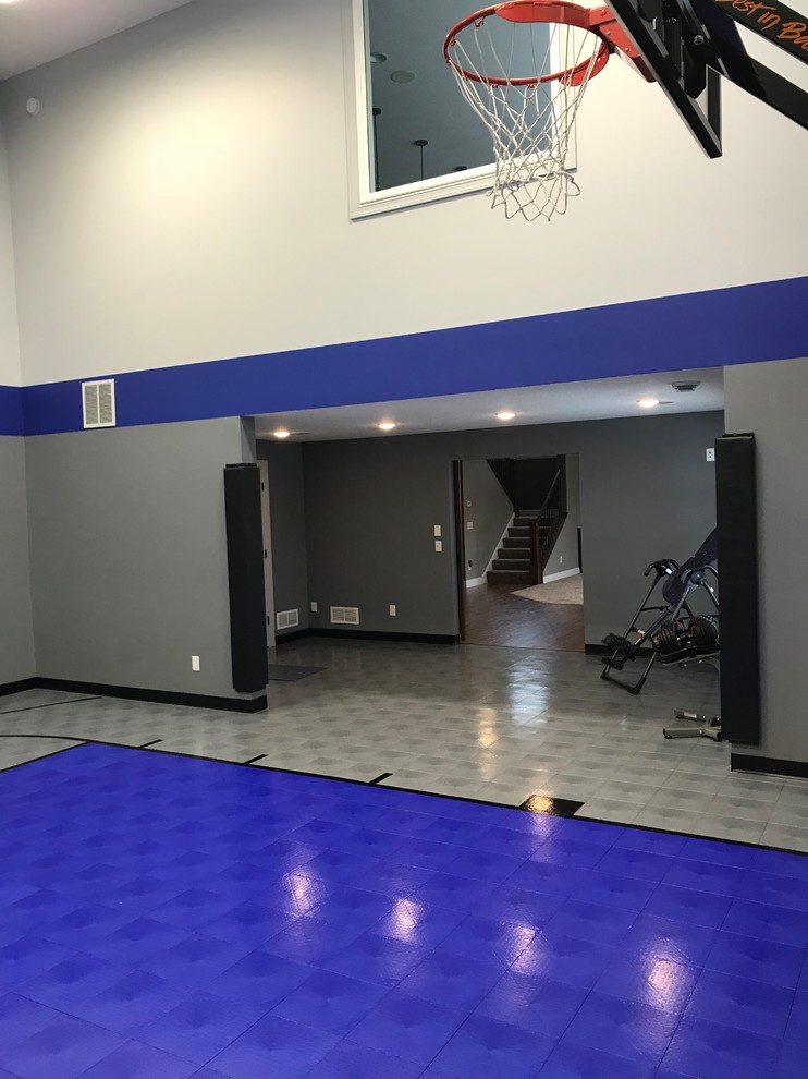 Klassischer Fitnessraum mit Indoor-Sportplatz in Minneapolis
