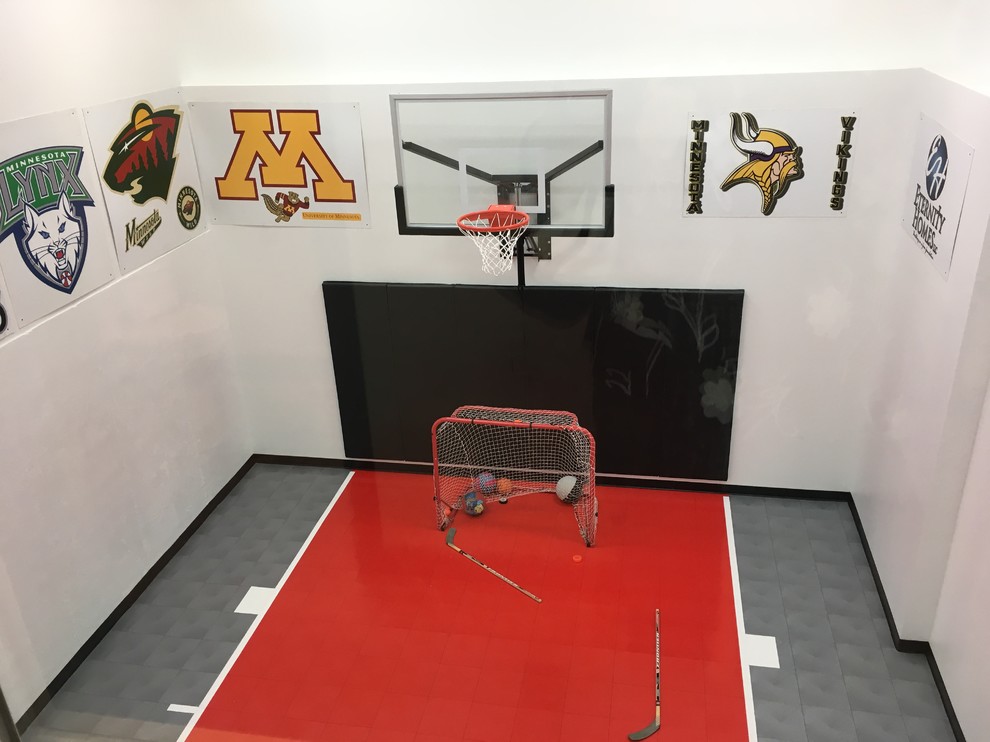 Klassischer Fitnessraum mit Indoor-Sportplatz in Minneapolis