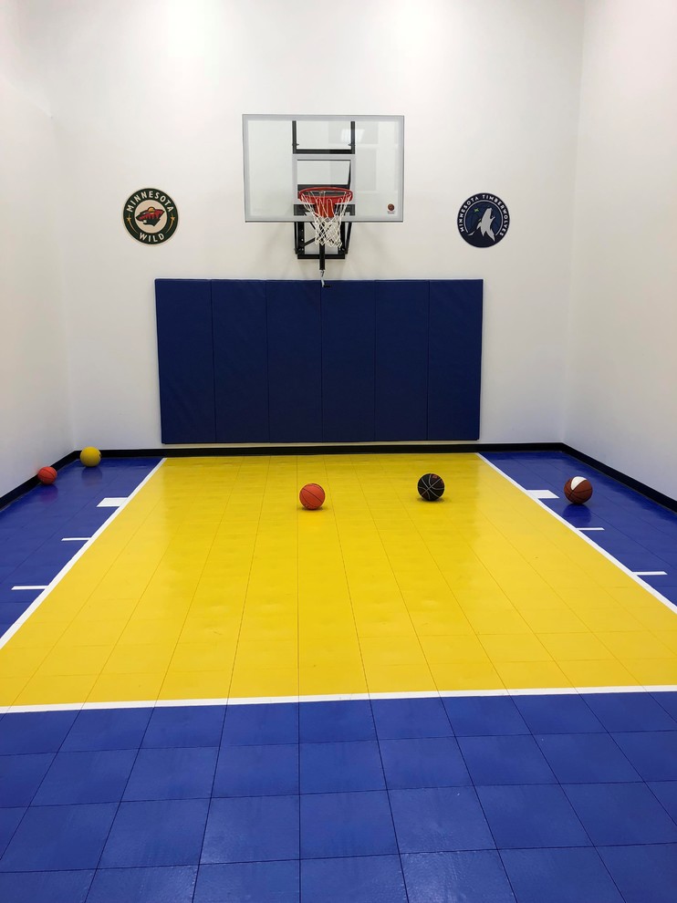 Klassischer Fitnessraum mit Indoor-Sportplatz, weißer Wandfarbe und buntem Boden in Minneapolis