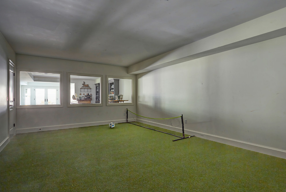 Großer Landhaus Fitnessraum mit Indoor-Sportplatz, weißer Wandfarbe, Teppichboden und grünem Boden in Chicago