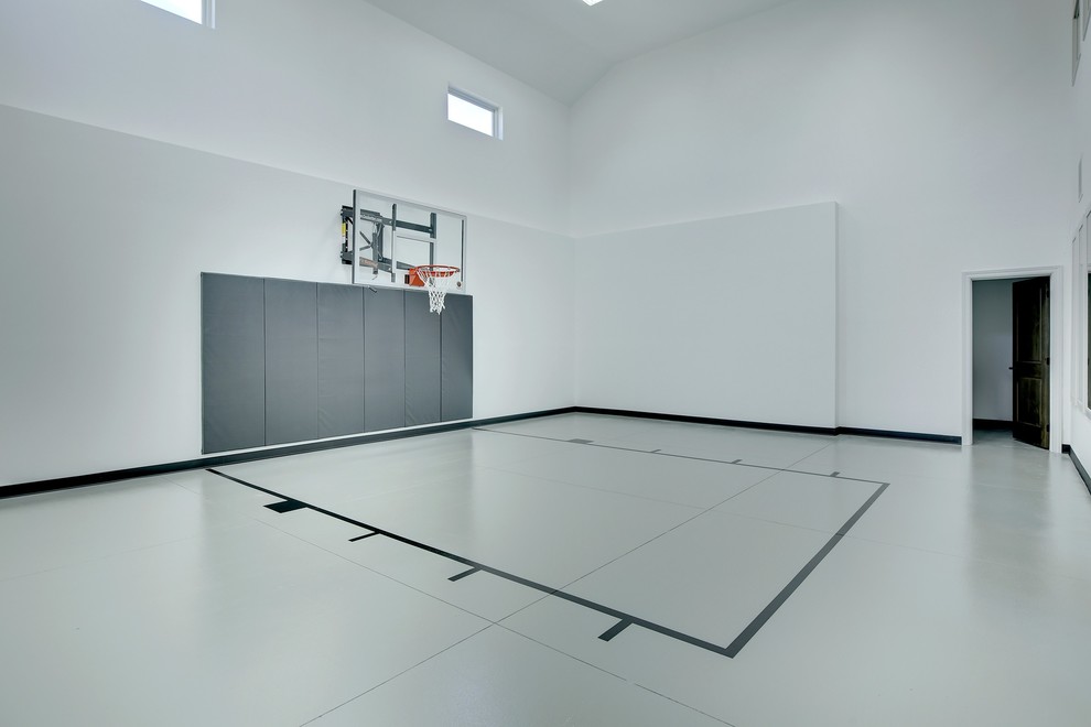 Источник вдохновения для домашнего уюта: большой спортзал в стиле неоклассика (современная классика) с белыми стенами и бетонным полом