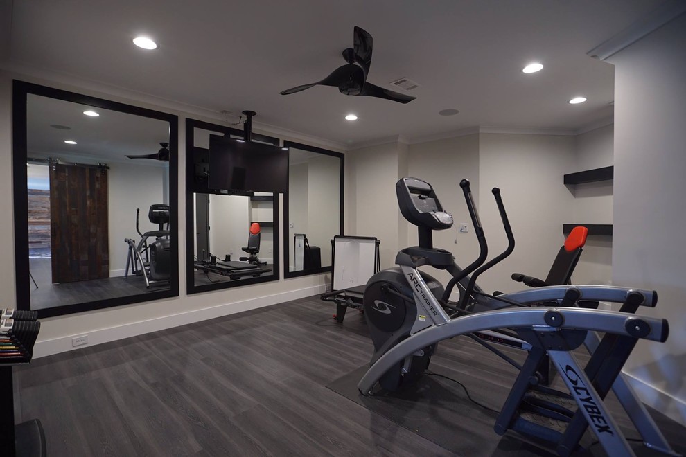 Multifunktionaler, Mittelgroßer Industrial Fitnessraum mit grauer Wandfarbe und Vinylboden in Washington, D.C.