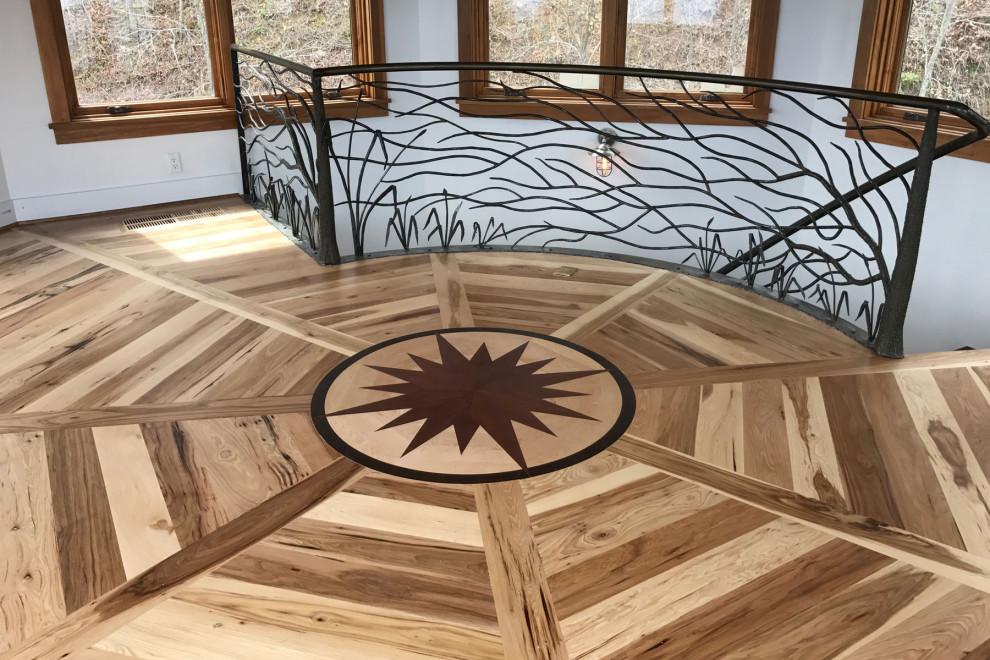 Immagine di uno studio yoga stile rurale di medie dimensioni con pareti bianche, parquet chiaro, pavimento marrone e travi a vista