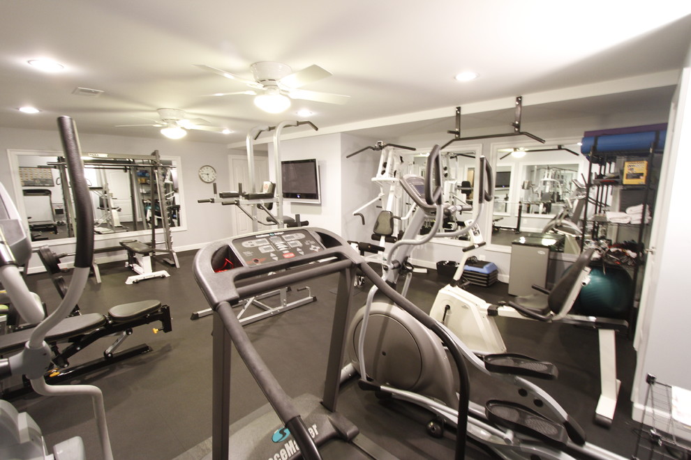 Multifunktionaler Moderner Fitnessraum mit weißer Wandfarbe und grauem Boden in Los Angeles