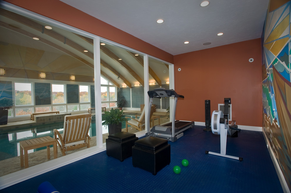 Cette image montre une petite salle de sport design multi-usage avec un mur orange et un sol bleu.