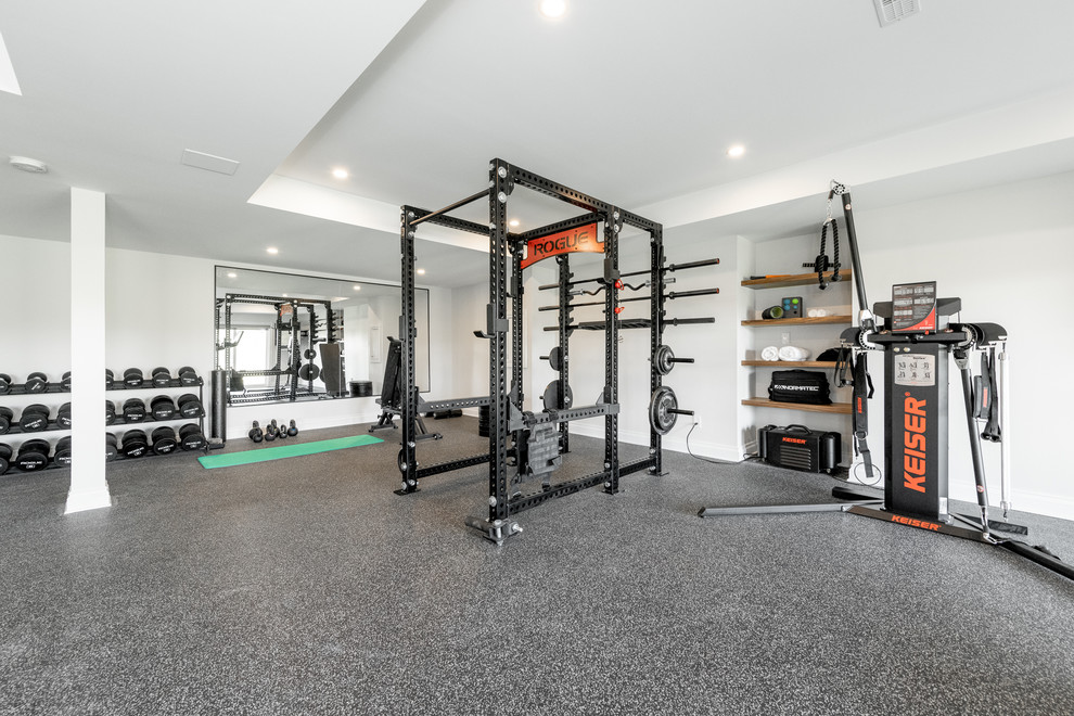 Multifunktionaler, Großer Klassischer Fitnessraum mit weißer Wandfarbe und grauem Boden in Ottawa