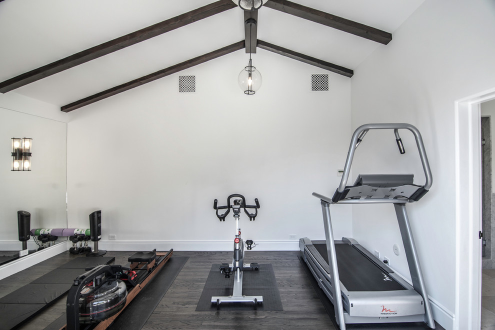 Multifunktionaler, Großer Fitnessraum mit weißer Wandfarbe und dunklem Holzboden in Los Angeles