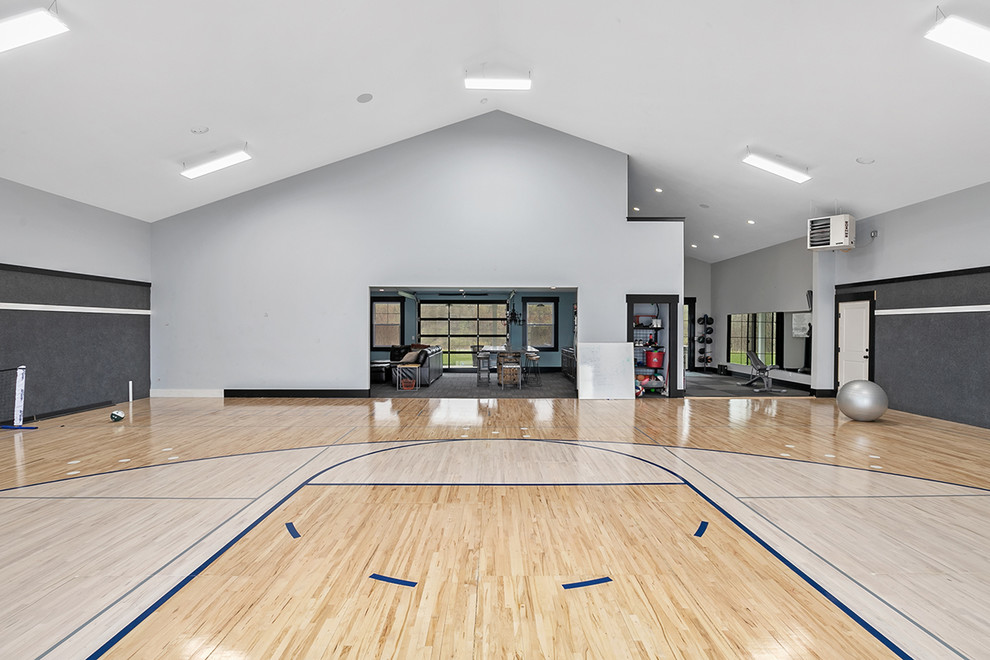 Geräumiger Landhausstil Fitnessraum mit Indoor-Sportplatz, grauer Wandfarbe, hellem Holzboden und braunem Boden in Grand Rapids