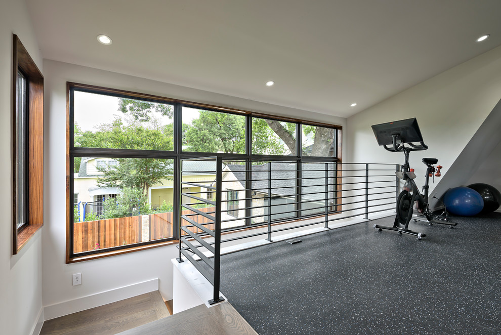 Multifunktionaler Klassischer Fitnessraum mit weißer Wandfarbe und schwarzem Boden in Austin