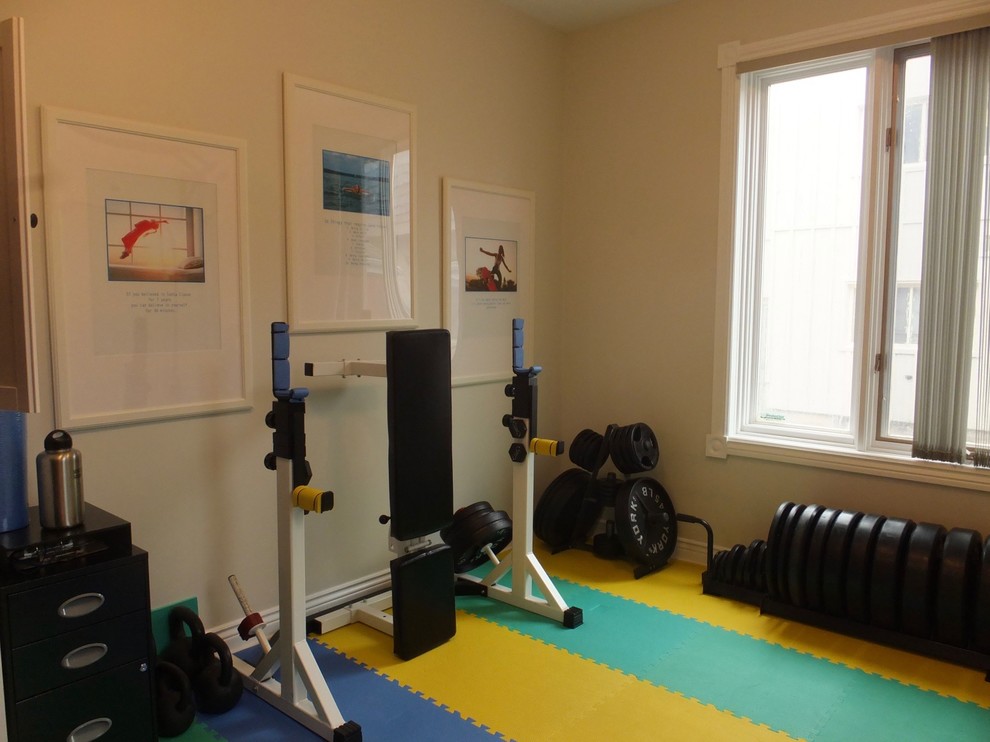 Cette image montre une petite salle de sport design multi-usage avec un mur gris.