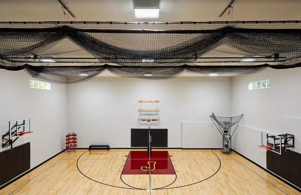 Geräumiger Klassischer Fitnessraum mit Indoor-Sportplatz, grauer Wandfarbe, braunem Holzboden und braunem Boden in Minneapolis