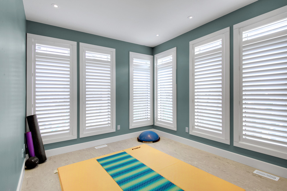 Ispirazione per un piccolo studio yoga moderno con pavimento in linoleum e pareti blu