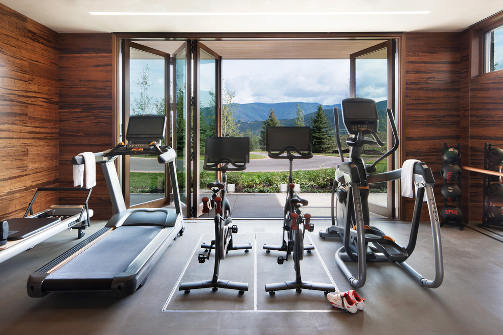 Idées déco pour une très grande salle de sport contemporaine avec un mur marron, un sol en vinyl et un sol gris.