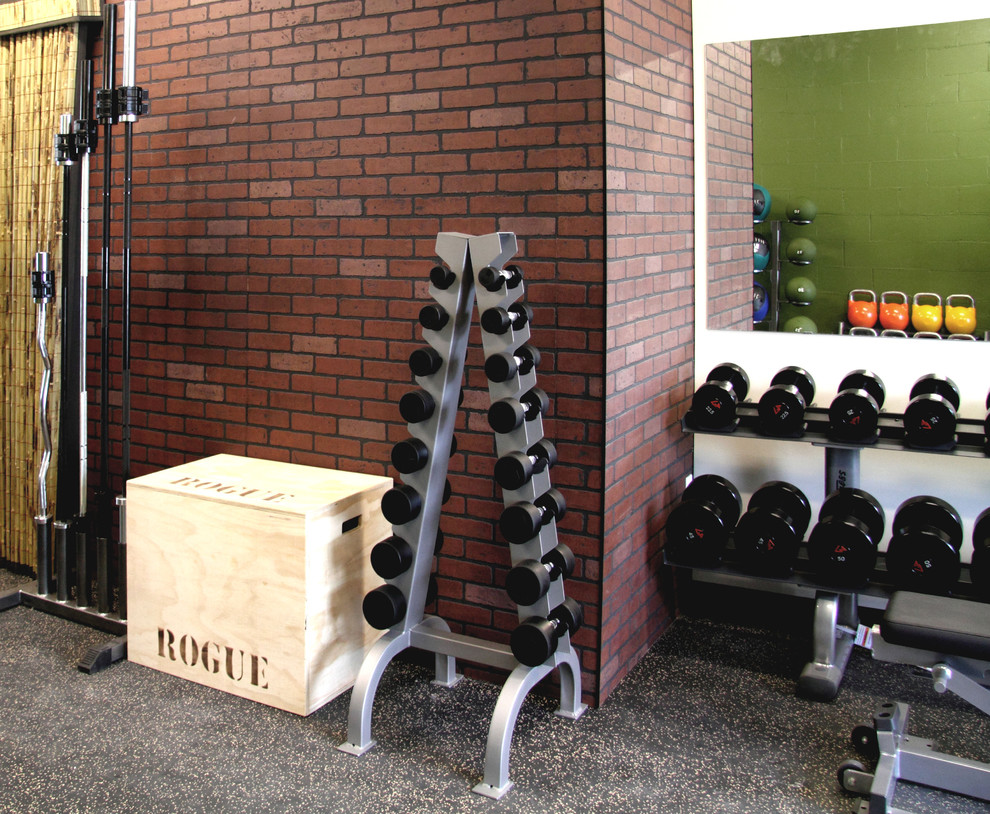 Ejemplo de sala de pesas contemporánea pequeña con paredes verdes