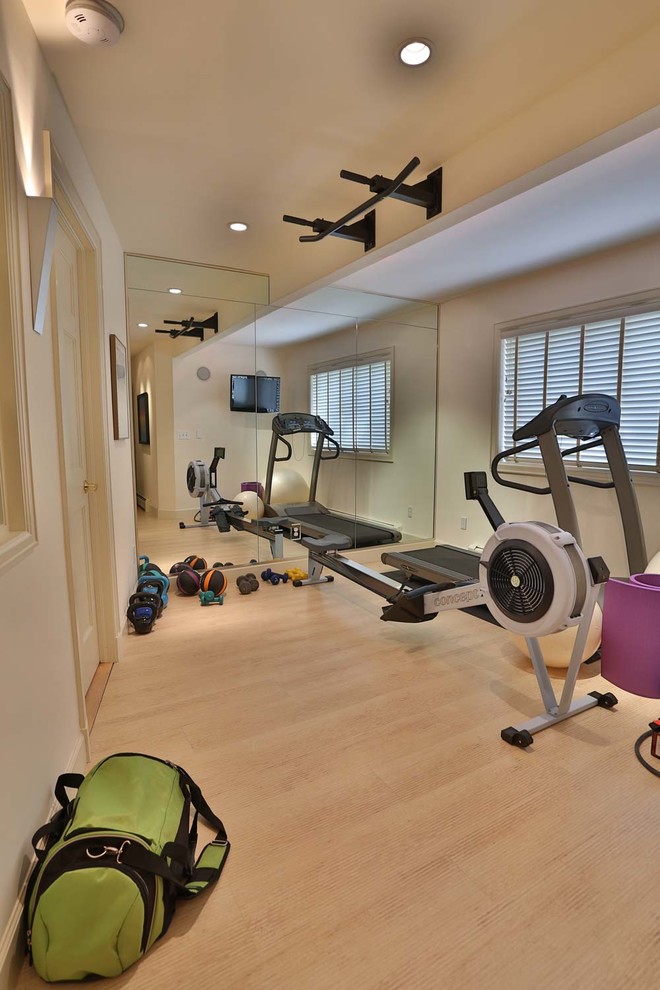Moderner Fitnessraum mit beiger Wandfarbe und hellem Holzboden in Denver