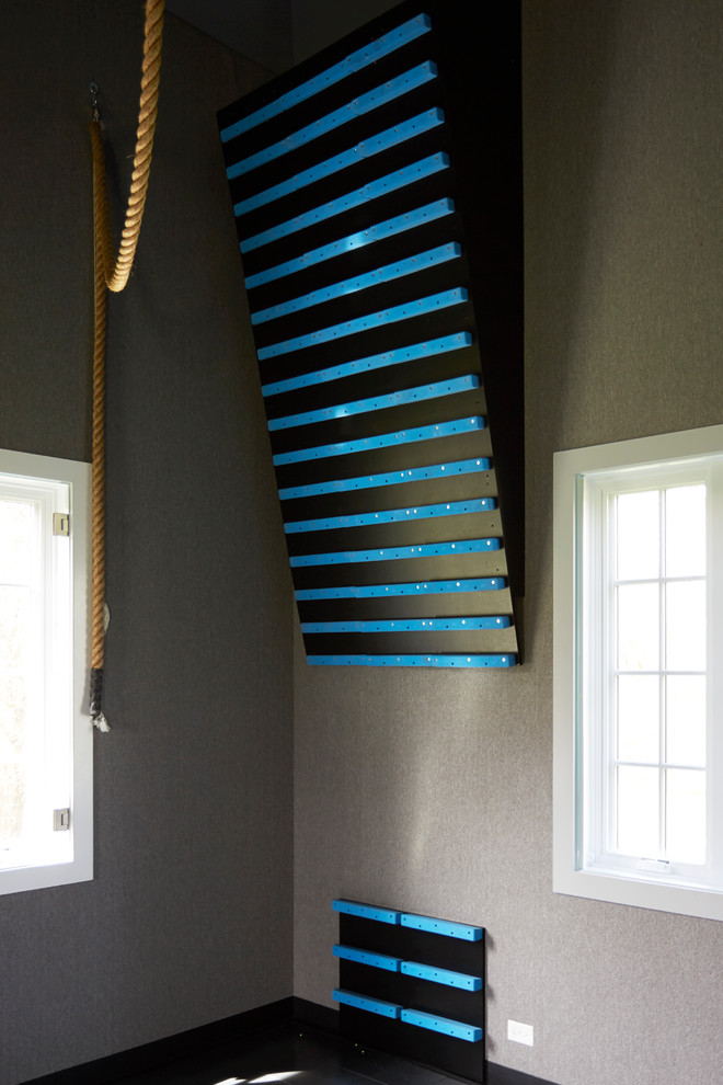 Foto på ett mycket stort funkis hemmagym med klättervägg, med grå väggar och blått golv