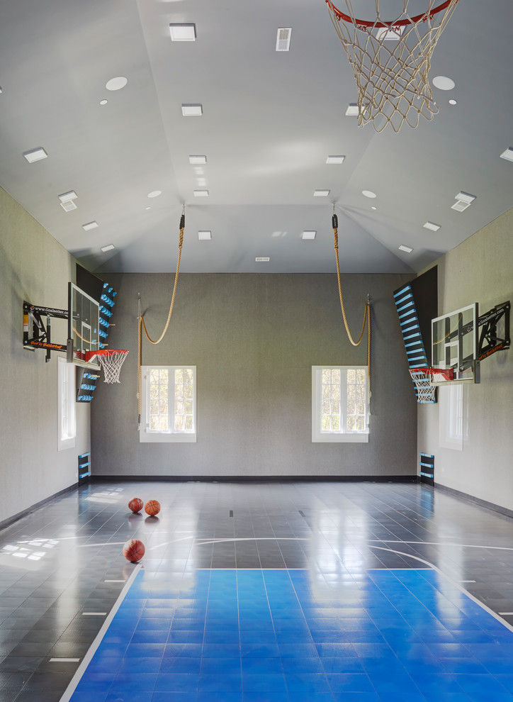 Geräumiger Moderner Fitnessraum mit Indoor-Sportplatz, grauer Wandfarbe und blauem Boden in Chicago