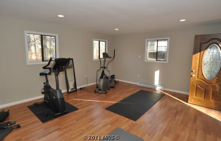 Inspiration for a rustic home gym remodel in DC Metro