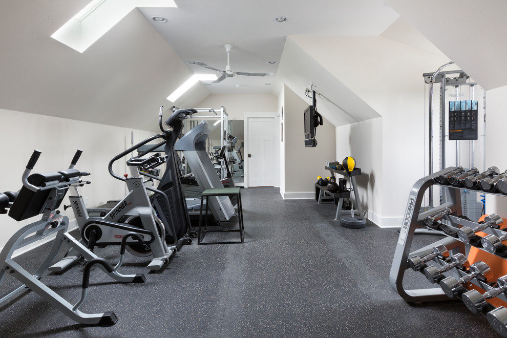 Foto de sala de pesas tradicional renovada de tamaño medio con paredes beige, suelo de linóleo y suelo gris