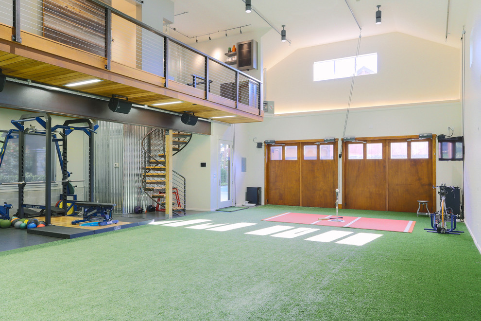 Multifunktionaler, Großer Rustikaler Fitnessraum mit grauer Wandfarbe in Seattle