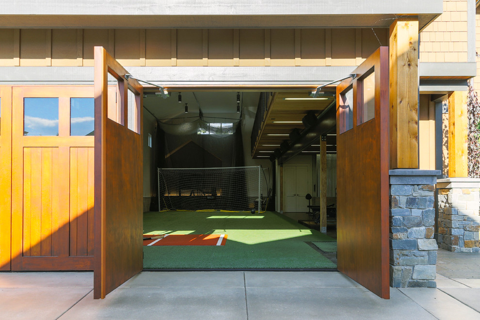 Multifunktionaler, Großer Uriger Fitnessraum mit grauer Wandfarbe in Seattle