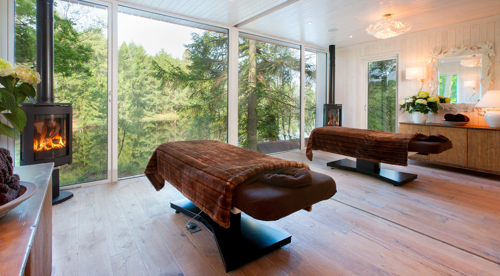 Mittelgroßer Moderner Fitnessraum mit hellem Holzboden und braunem Boden in Sonstige