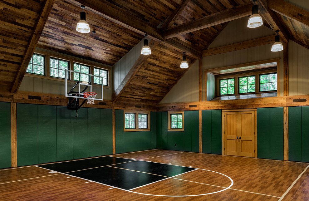 Uriger Fitnessraum mit Indoor-Sportplatz, grüner Wandfarbe und buntem Boden in Boston