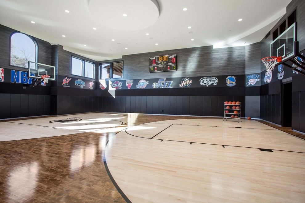 Geräumiger Moderner Fitnessraum mit Indoor-Sportplatz, schwarzer Wandfarbe, hellem Holzboden und beigem Boden in Salt Lake City