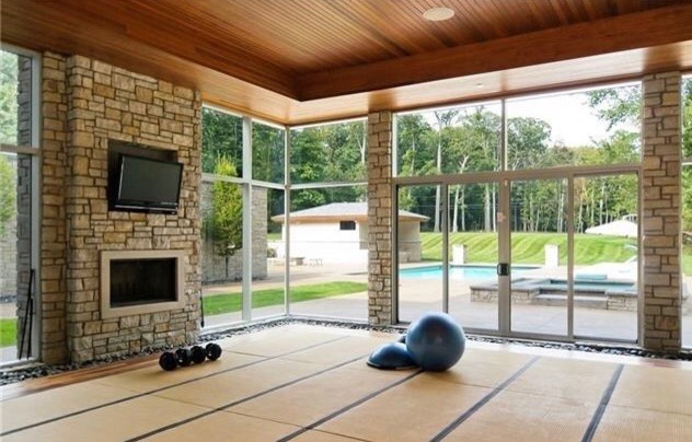 Example of a trendy home gym design in Detroit