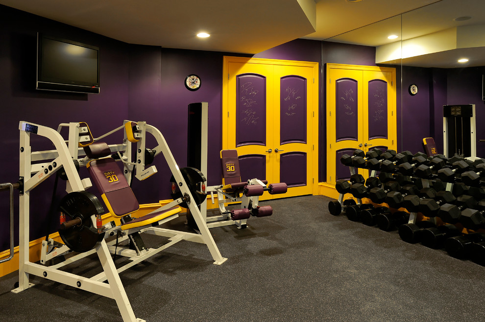 На фото: домашний тренажерный зал в классическом стиле с фиолетовыми стенами и серым полом с