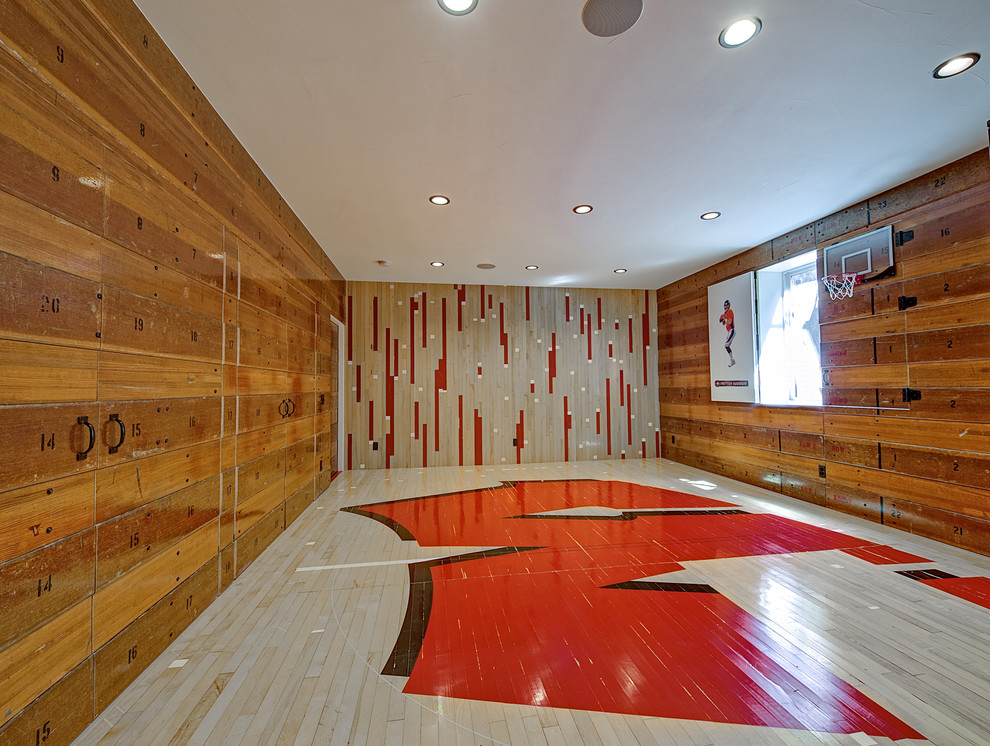 Esempio di un campo sportivo coperto tradizionale con pareti multicolore e pavimento in legno verniciato