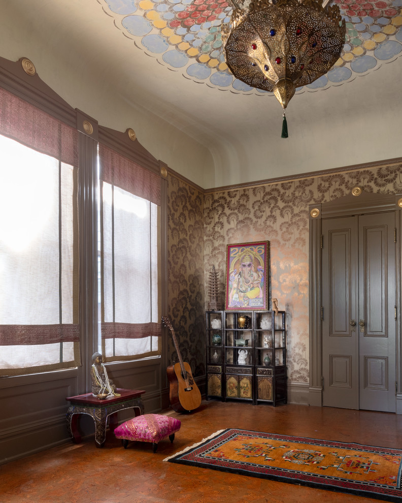 Inspiration för mellanstora medelhavsstil hemmagym med yogastudio, med flerfärgade väggar, korkgolv och brunt golv