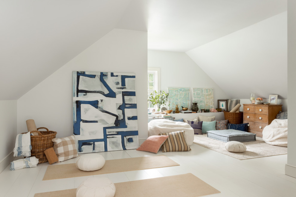 Inspiration för lantliga hemmagym med yogastudio, med vita väggar, målat trägolv och vitt golv